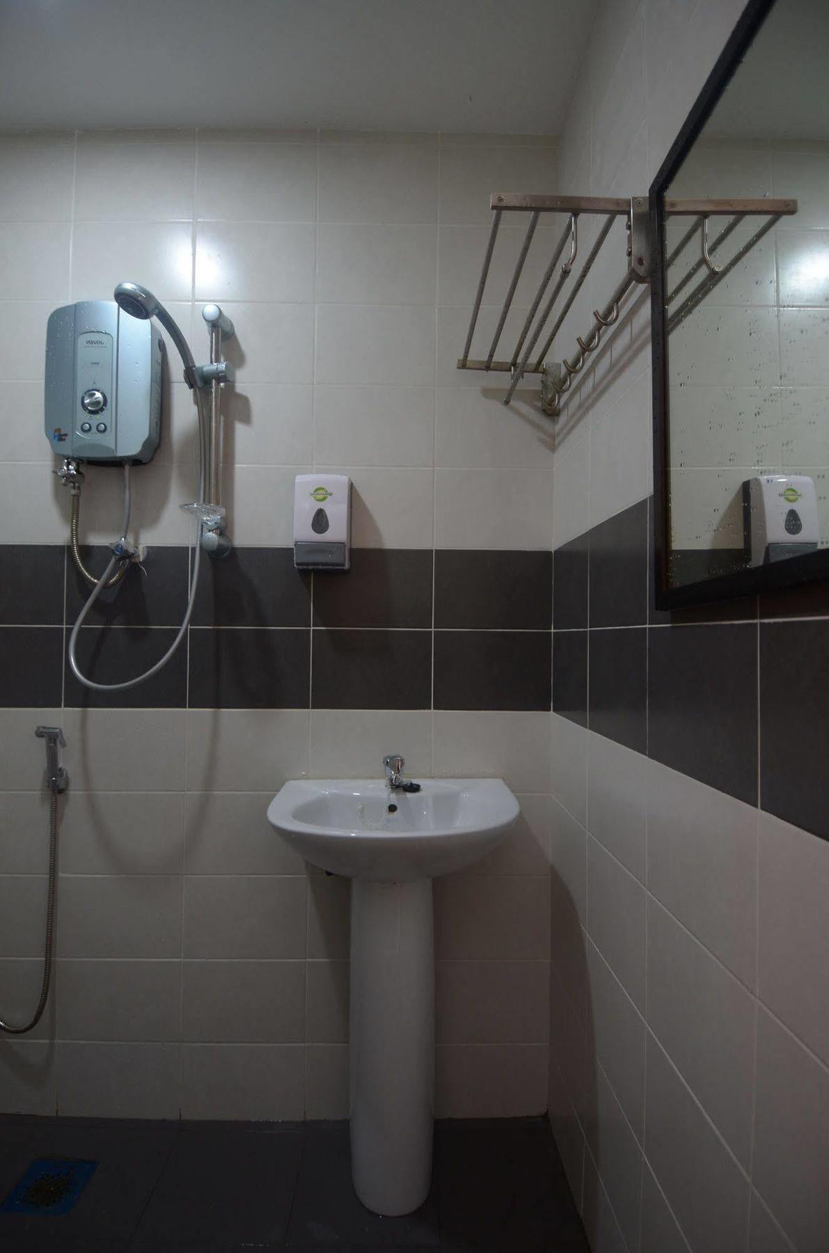 Kuok Pin Hotel Кучинг Екстериор снимка